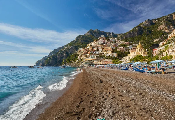 全景波西塔诺 意大利 带雨伞的海滩 阿马尔菲海岸 度假概念 — 图库照片