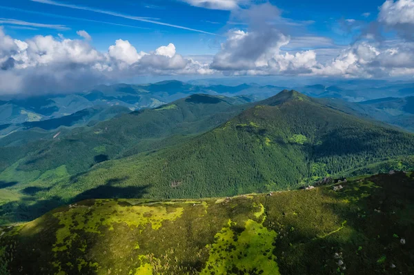 Вид Воздуха Красивый Горный Лес Покрытый Пушистыми Облаками Фотография Дронов — стоковое фото