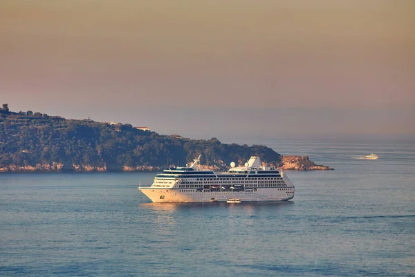 Kapal Pesiar Mewah Latar Belakang Indah Seascape Sunset Konsep Perjalanan — Stok Foto
