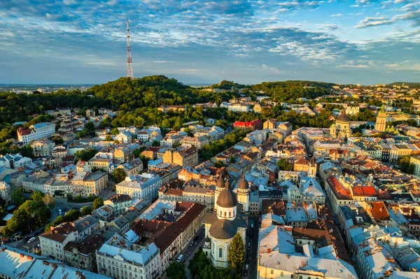 ウクライナのリヴィウ市の歴史的中心部にドローンからのパノラマの夏の景色 — ストック写真