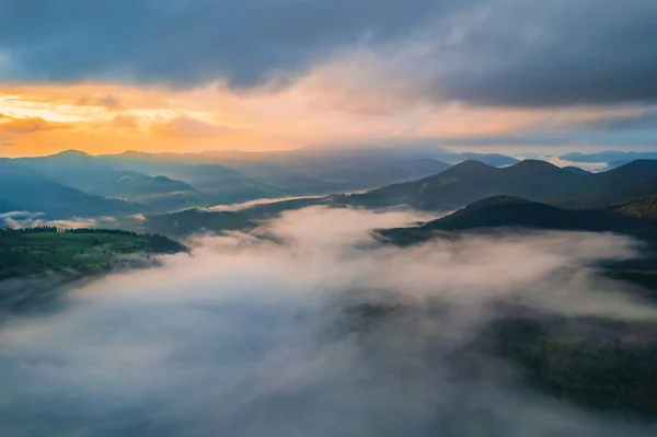 Montanhas Nuvens Nascer Sol Verão Vista Aérea Pico Montanha Com — Fotografia de Stock