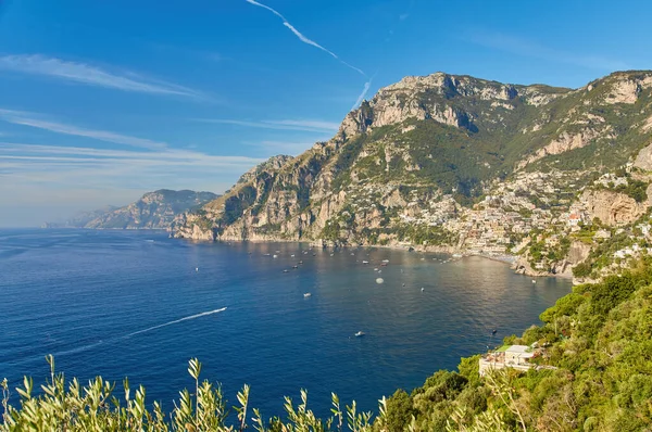 Blick Auf Positano Mit Komfortablen Stränden Und Blauem Meer Der — Stockfoto
