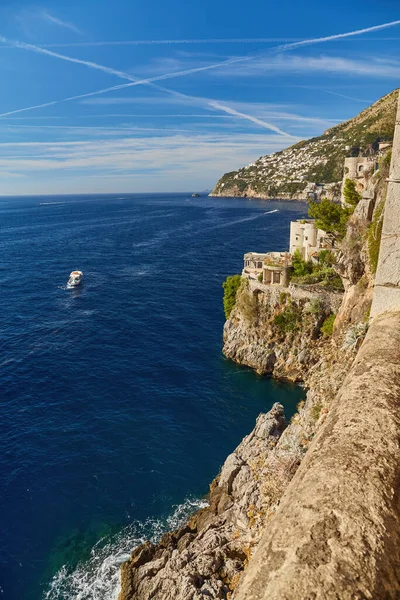 ティレニア海によるロッキー崖と山の風景 イタリアのアマルフィ海岸 自然背景 — ストック写真