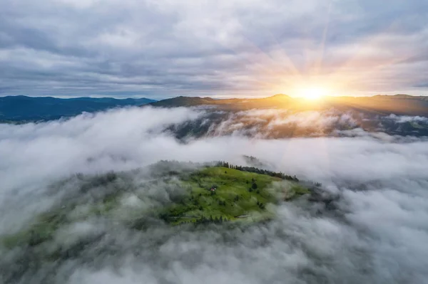 Majestätische Gebirgslandschaft Unter Morgenhimmel Mit Wolken Bedeckter Himmel Vor Sturm — Stockfoto