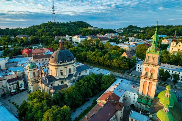 ウクライナのリヴィウ市の歴史的中心部にドローンからのパノラマの夏の景色 ストック写真