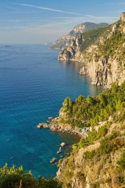 Tyrhenian Denizi kıyısındaki Rocky Cliffs ve Mountain Peyzajı. Amalfi Sahili, İtalya. Doğa Arkaplanı.