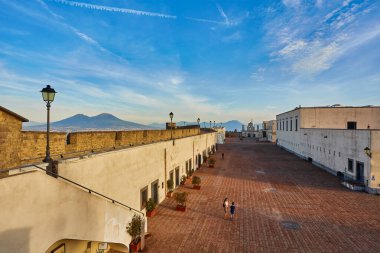 Castel Sant 'Elmo, İtalya, Napoli' deki Vomero Hill 'deki ortaçağ kalesi. Şato Certosa di San Martino 'ya bitişiktir, şehrin panoramik manzarası yukarıdadır.