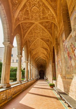 Napoli, İtalya - 25 Ekim 2019: Napoli, İtalya 'daki Aziz Claire Anıtsal Kompleksi' nin freskleri tarafından dekore edilen manastır salonu.