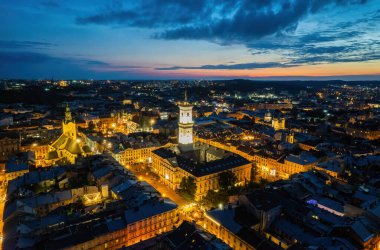 Lviv gece şehir merkezinde, hava manzaralı bir yerde.