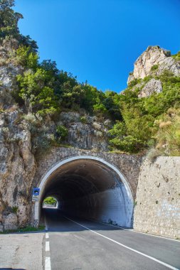 Amalfi sahilinde, İtalya 'da, Avrupa' da karakteristik tünel