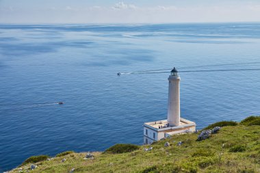 Apulia 'daki Otranto Burnu deniz feneri İtalya' nın en doğu noktasıdır ve İyon Denizi ile Adriyatik Denizi 'nin birleştiği noktadır..