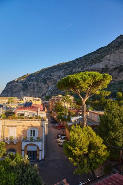 Amalfi Sahili ve İtalya 'nın Meta köyü manzaralı. Deniz kenarı tatil köyü.