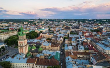 Ukrayna 'nın Lviv kentindeki eski şehrin çatıları. Avrupa şehrinin büyülü atmosferi. Şehir simgesi, belediye binası ve ana meydan. Drone fotoğrafı.