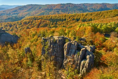 Güneşli bir sonbahar gününde dağların drone görüntüsü