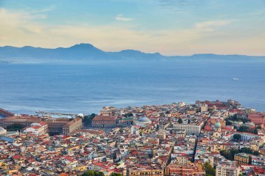 Napoli, İtalya akşam manzaralı şehir merkezi kıyı bölümü Plebiscito Meydanı ve Palazzo Gün batımında görülebilir.