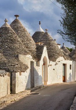 Alberobello 'nun trulli çatıları ve terasları olan genel manzarası, Apulia bölgesi, Güney İtalya