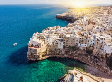 Polignano bir Mare drone atışı. Cala Paura 'nın Puglia, Polignano' daki hava görüntüsü. Güney İtalya 'nın en ünlü plajı..