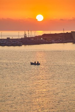 Otranto, Apulia, İtalya 'daki sahilde gün doğumu. Otranto Körfezi, Adriyatik Denizi kıyısındaki şehir, Puglia