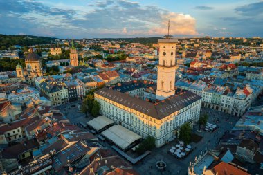 Ukrayna 'nın Lviv şehrinin tarihi merkezine insansız hava aracından panoramik yaz manzarası