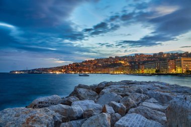 Geceleri Napoli'nin panoramik manzara manzarası, Campania, İtalya