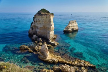 Torre Sant Andrea, kayalık plaj in Puglia, İtalya