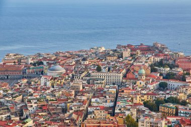 Napoli, İtalya akşam manzaralı şehir merkezi kıyı bölümü Plebiscito Meydanı ve Palazzo Gün batımında görülebilir.