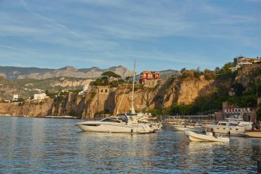 İtalya 'nın Sorento bölgesinde büyük lüks yatları olan iskele manzaralı..
