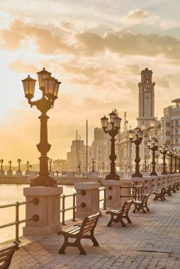 Bari 'nin panoramik manzarası, Güney İtalya, Puglia bölgesi, Apulia kıyısı alacakaranlıkta..