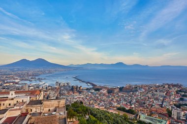 Napoli Panoraması, Napoli Körfezi 'ndeki liman manzarası ve Vezüv Dağı. Campania ili. İtalya.