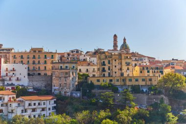 İtalya 'nın Campania bölgesindeki Amalfi Sahili' ndeki Vietri Sul Mare kasabası.