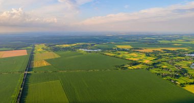 Geniş nehrin havadan manzarası yaz akşamları yeşil tarlalar arasında kırsal alanda sessizce akıyor.