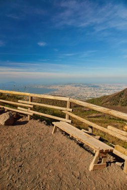 Vezüv Dağı volkanik manzarası ve Napoli için hava manzaralı rahat bank, seyahat konsepti, İtalya