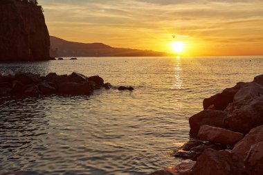 Tyrhenian Denizi kıyısındaki Rocky Cliffs ve Mountain Peyzajı. Amalfi Sahili, İtalya. Doğa Arkaplanı. Günbatımı Gökyüzü
