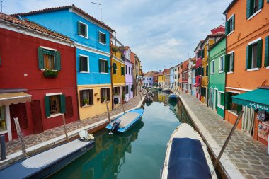 Burano adası, Venedik, İtalya 'da tekneleri olan renkli bir mimari ve kanal. Meşhur seyahat yeri. Güzel Avrupa şehir manzarası