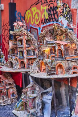 Napoli, İtalya - 25 Ekim 2019 San Gregorio Armeno 'da Napoli' nin ünlü küçük bir caddesi olan Napoli İsa 'nın doğumu sahnesi