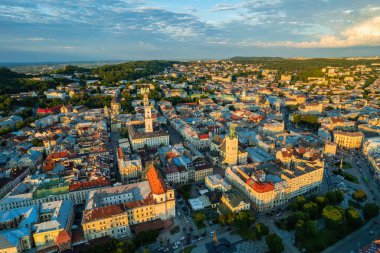 Ukrayna 'nın Lviv kentindeki eski şehrin çatıları. Avrupa şehrinin büyülü atmosferi. Şehir simgesi, belediye binası ve ana meydan. Drone fotoğrafı.