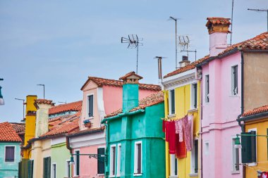 Ünlü Burano, Venedik, İtalya 'nın ünlü adasında pencereli ve kapılı resimler..
