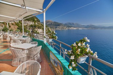 Amalfi kıyısında İtalya'da eski turistik Avrupa kentinde yaz boş açık kafe