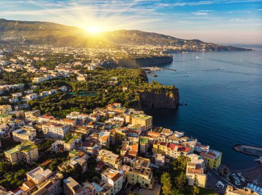 Meta 'nın uçan insansız hava aracından inanılmaz bir yaz manzarası, Napoli, Campania bölgesi, İtalya, Avrupa' da bir komün. Akdeniz 'in harika deniz manzarası.