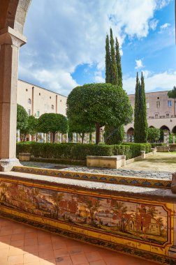 Napoli, İtalya - 25 Ekim 2019: Napoli, İtalya 'daki Aziz Claire Anıtsal Kompleksi' nin freskleri tarafından dekore edilen manastır salonu.