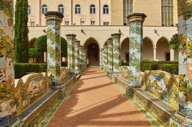 Napoli, İtalya - 25 Ekim 2019: Napoli, İtalya 'daki Aziz Claire Anıtsal Kompleksi' nin freskleri tarafından dekore edilen manastır salonu.