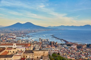 Napoli Panoraması, Napoli Körfezi 'ndeki liman manzarası ve Vezüv Dağı. Campania ili. İtalya.