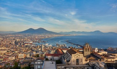 Napoli, İtalya: Şehrin panoramik manzarası ve Ufukta Vezüv Dağı ile Posilipo tepelerinden görüldüğü gibi liman manzarası. Şehir limanının deniz manzarası ve Tiren Denizi 'nin körfezi..