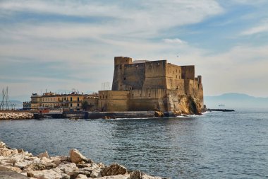 Castel dell 'Ovo, Yumurta Kalesi Napoli Körfezi, İtalya' da bir ortaçağ kalesi..