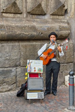 Napoli, İtalya - 24 Ekim 2019: Napoli 'deki sokak müzisyenleri farklı rüzgar enstrümanları çalıyorlar. İtalya 'da Napoli