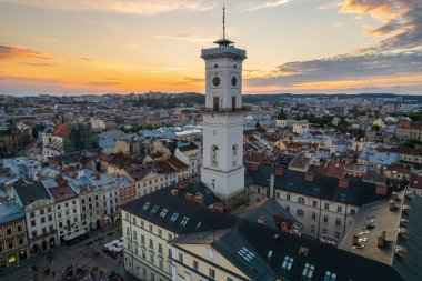 Ukrayna 'nın Lviv kentindeki eski şehrin çatıları. Avrupa şehrinin büyülü atmosferi. Şehir simgesi, belediye binası ve ana meydan. Drone fotoğrafı.