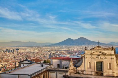 Castel Sant 'Elmo, İtalya, Napoli' deki Vomero Hill 'deki ortaçağ kalesi. Şato Certosa di San Martino 'ya bitişiktir, şehrin panoramik manzarası yukarıdadır.