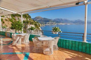 Amalfi kıyısında İtalya'da eski turistik Avrupa kentinde yaz boş açık kafe