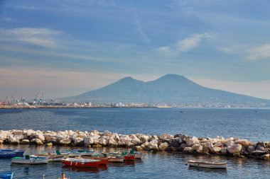 Napoli, İtalya: Şehrin panoramik manzarası ve Ufukta Vezüv Dağı ile Posilipo tepelerinden görüldüğü gibi liman manzarası. Şehir limanının deniz manzarası ve Tiren Denizi 'nin körfezi..