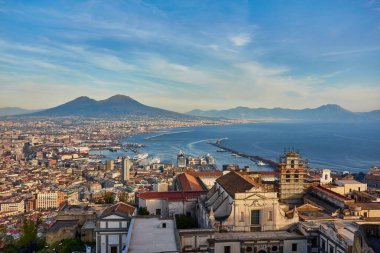 Napoli Panoraması, Napoli Körfezi 'ndeki liman manzarası ve Vezüv Dağı. Campania ili. İtalya.